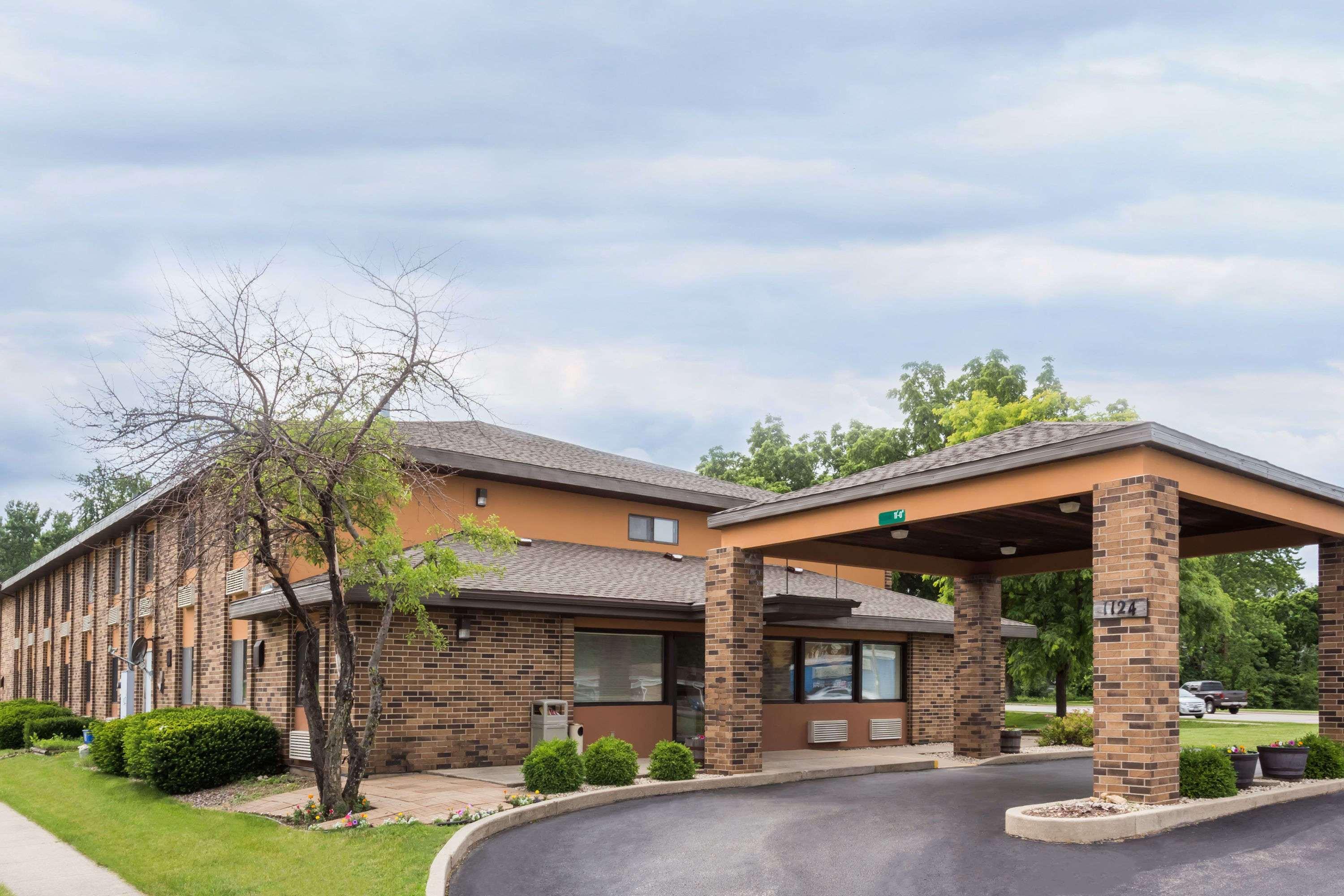 Days Inn By Wyndham Stoughton Wi. Exterior photo