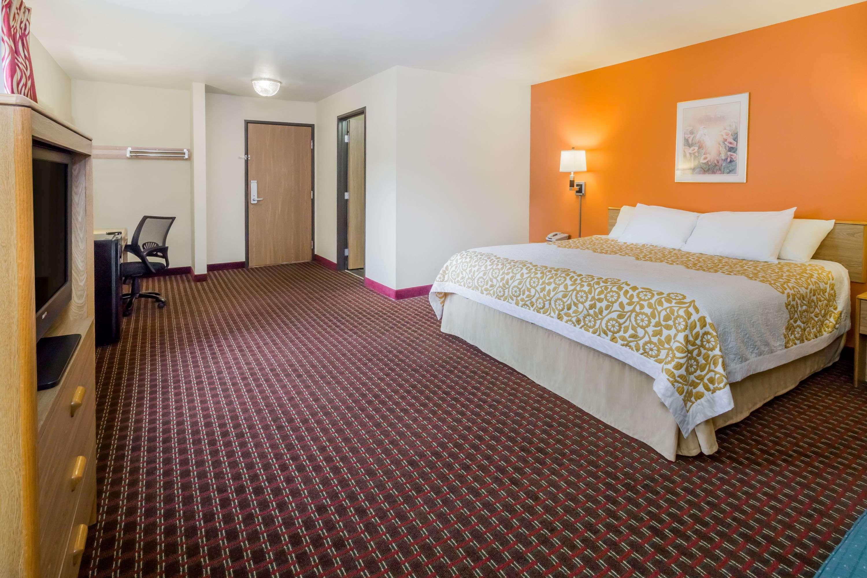 Days Inn By Wyndham Stoughton Wi. Exterior photo